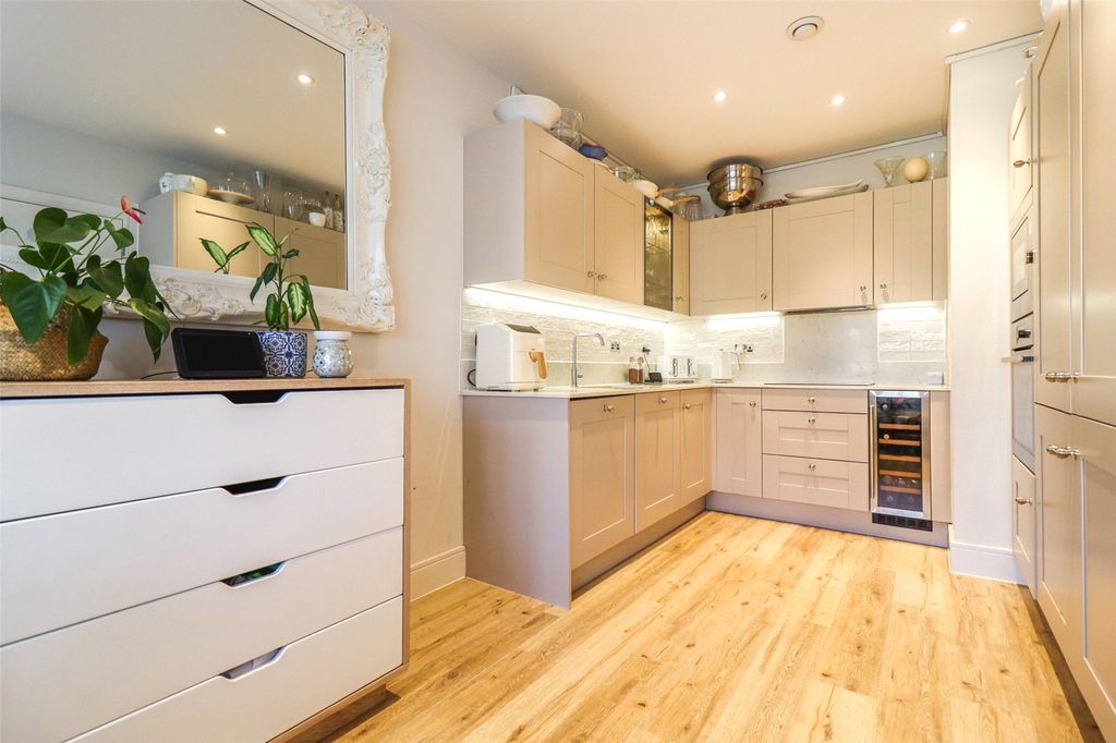 Property photo 2 of 16 Picture No. 15