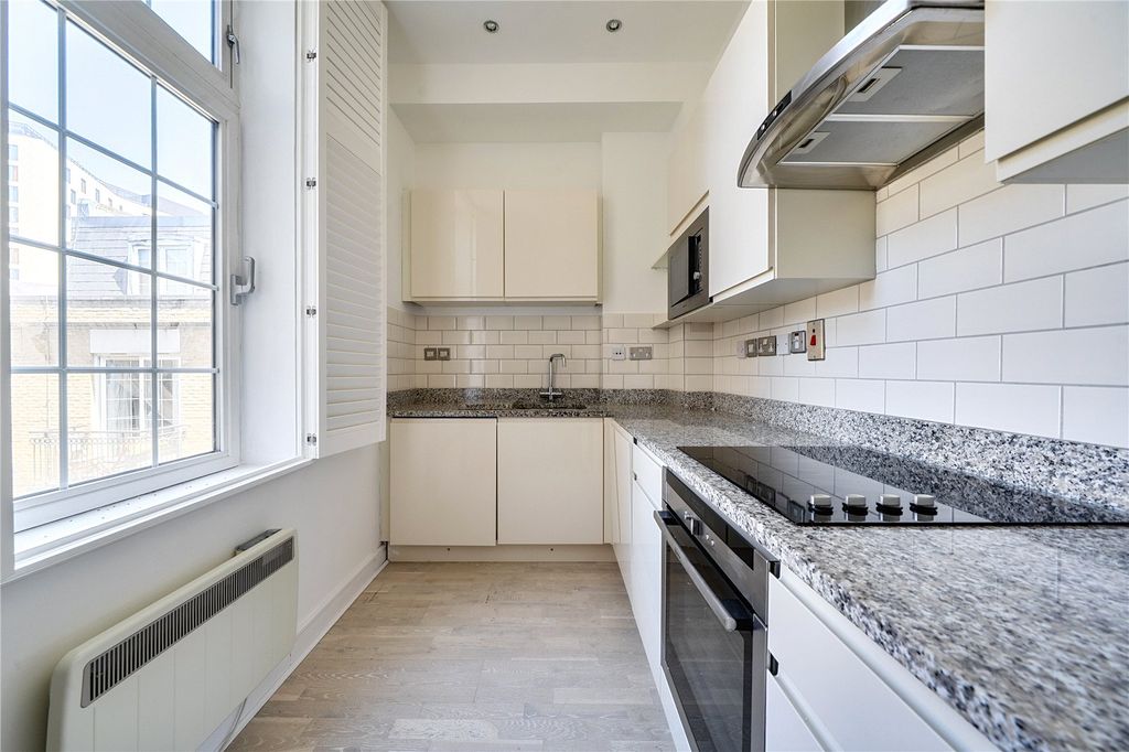 Property photo 3 of 18 Kitchen