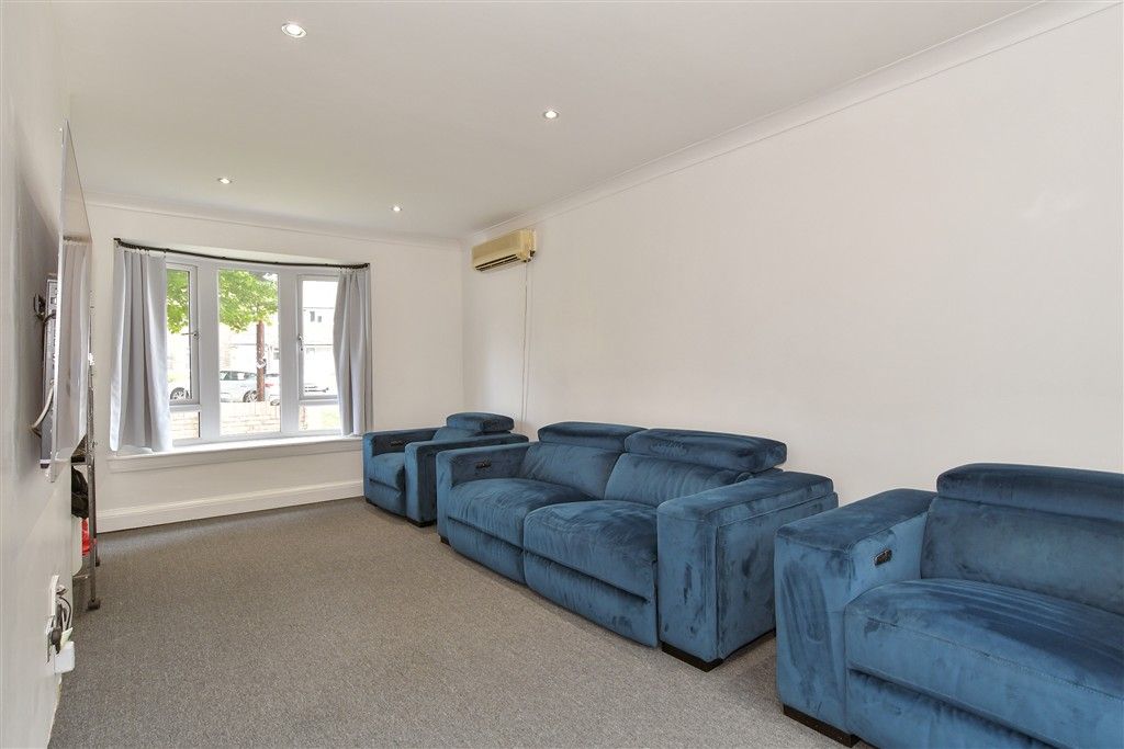 Property photo 3 of 9 Lounge