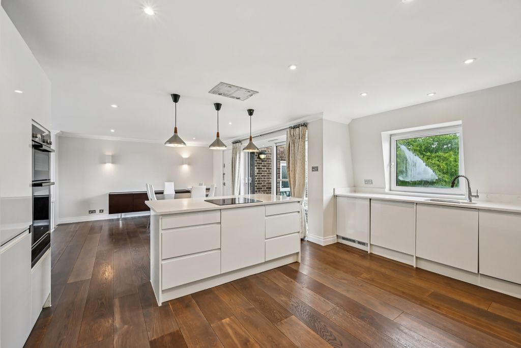 Property photo 2 of 16 Penthouse C Montr...