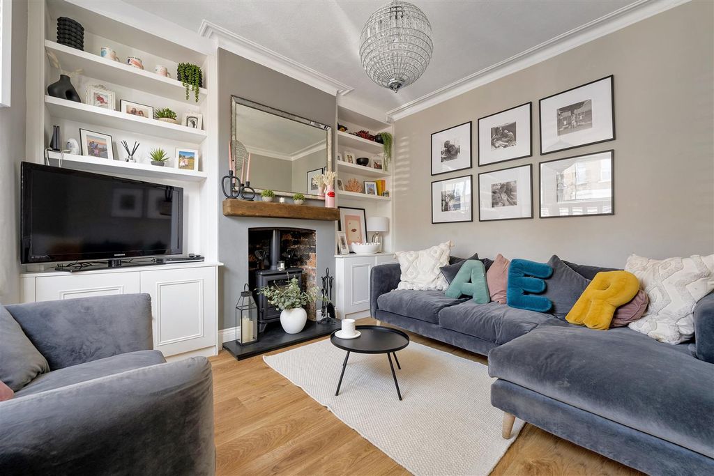 Property photo 3 of 31 Selwyn Avenue, E4