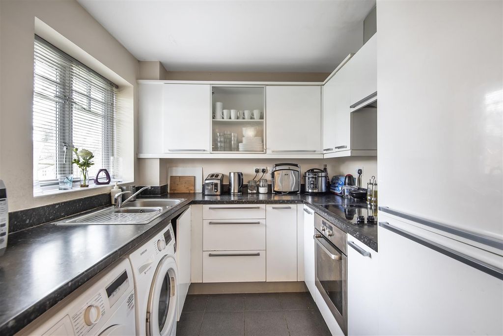 Property photo 3 of 11 Priory Fields - Kitchen.Jpg