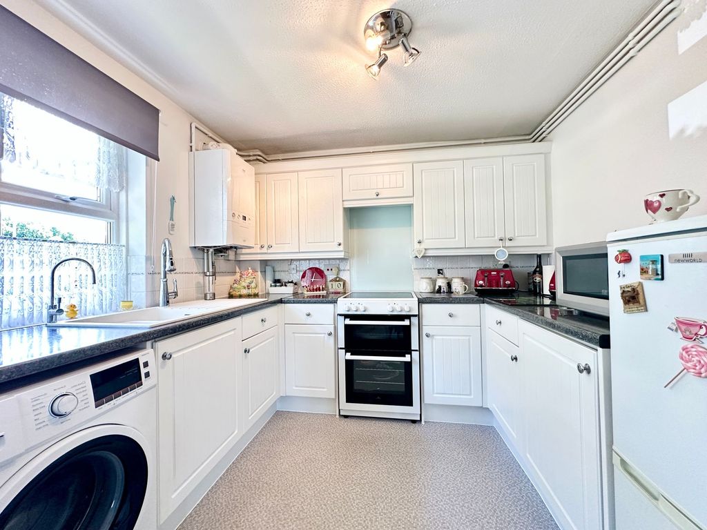 Property photo 3 of 10 Kitchen