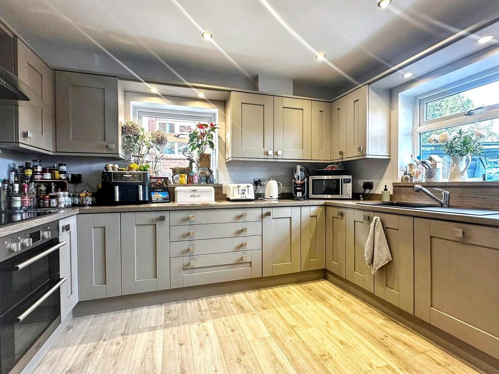 Property photo 3 of 23 Kitchen