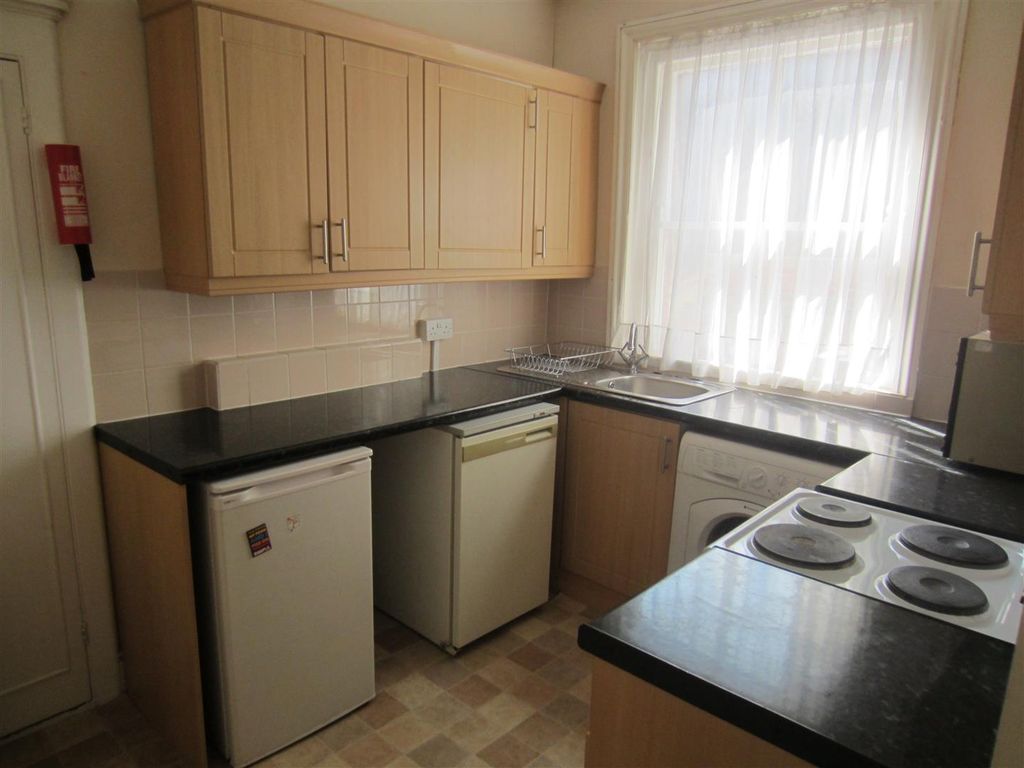 Property photo 3 of 10 Kitchen