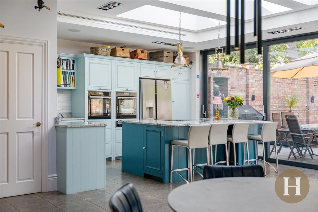 Property photo 3 of 65 Hadleigh Estate Agents-103.Jpg