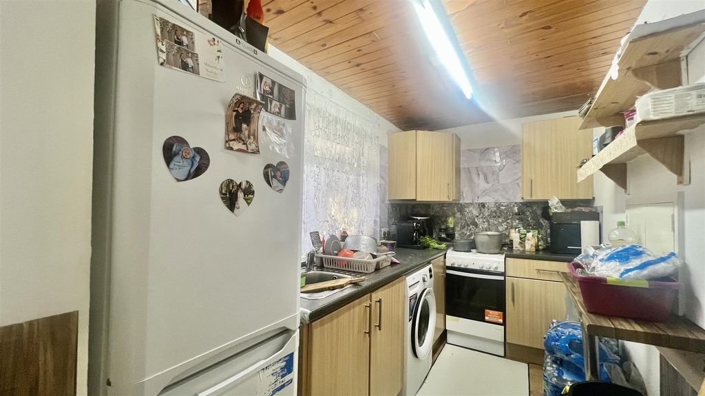 Property photo 3 of 6 Kitchen