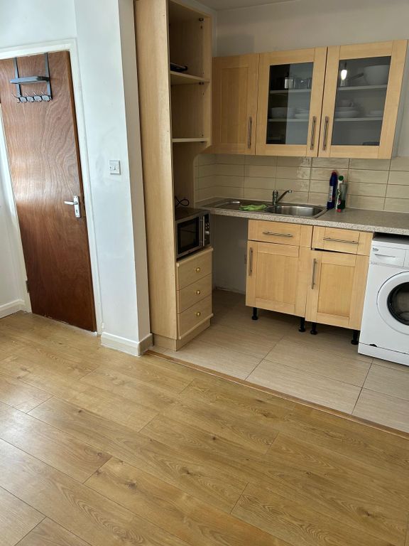 Property photo 1 of 8 1 Bed Studio To Rent Morton Way, London N14