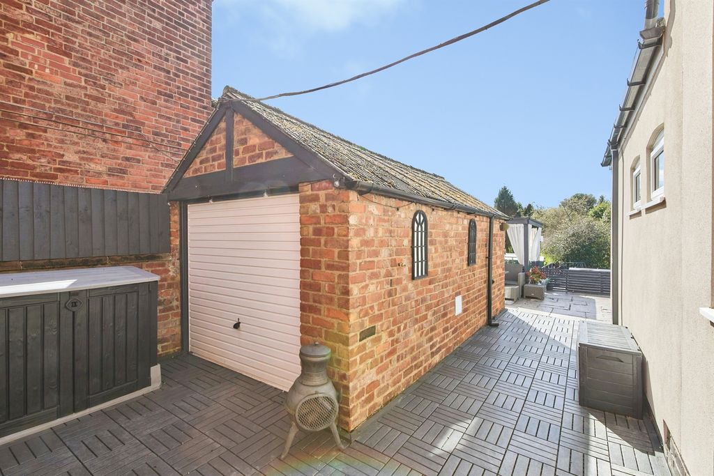 Property photo 2 of 21