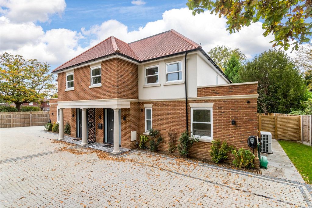 Property photo 2 of 32 House. Partnership