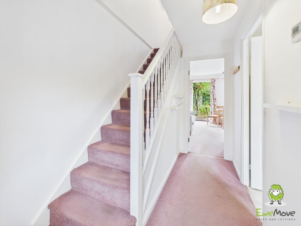 Property photo 2 of 11 Ewemove Estate Agents Basingstoke