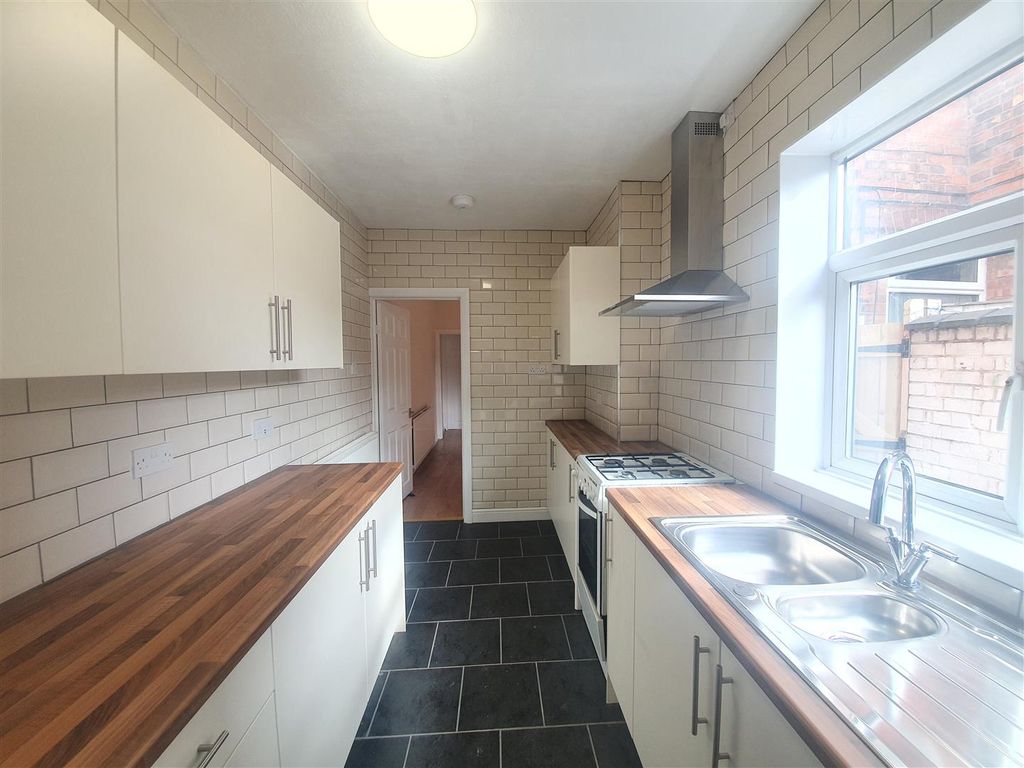 Property photo 2 of 10 Kitchen