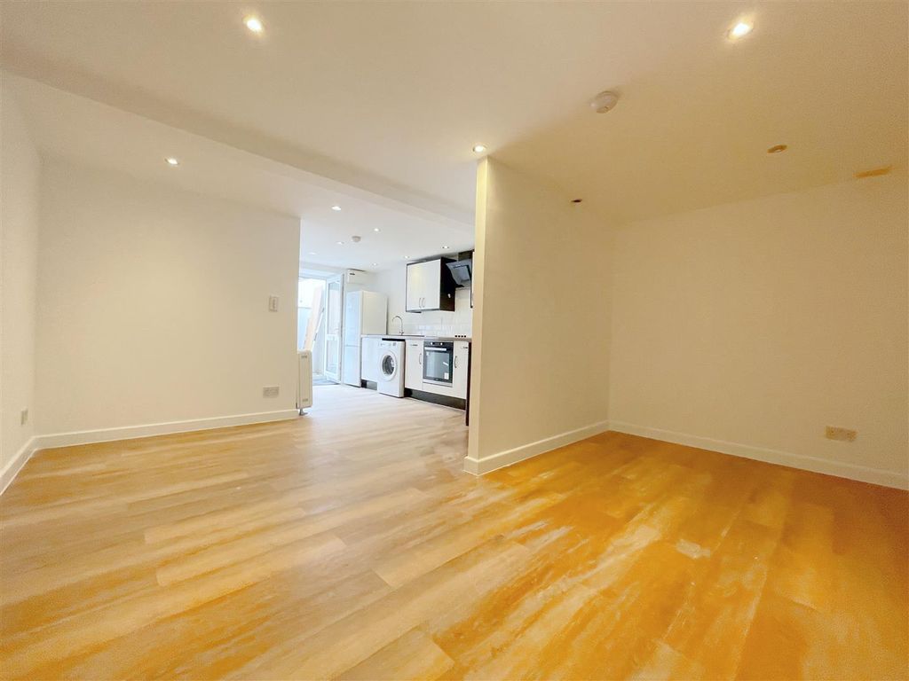 Property photo 2 of 5 Studio