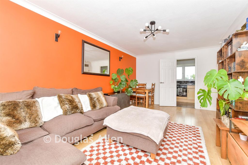 Property photo 3 of 11 Lounge/Diner