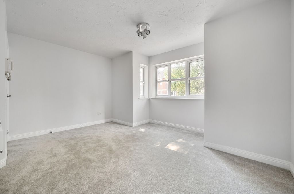 Property photo 2 of 14 Sitting/Dining Room