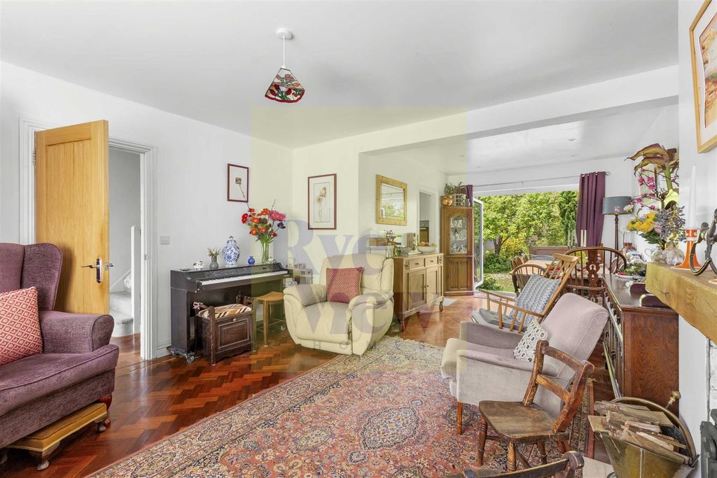 Property photo 3 of 16 17 Carver Hill Rd, Hp11 2Tz (Low Res)-10.Jpg