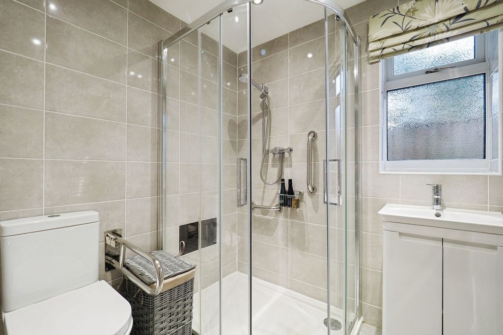 Property photo 3 of 16 En-Suite