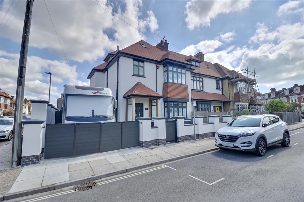 Property photo 2 of 40 D205E45D-6Fd5-4Df1-Bf1B-5435EE998904_1_201_A.Jpeg