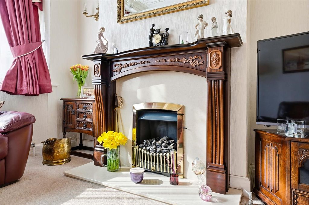 Property photo 3 of 23 Through Lounge