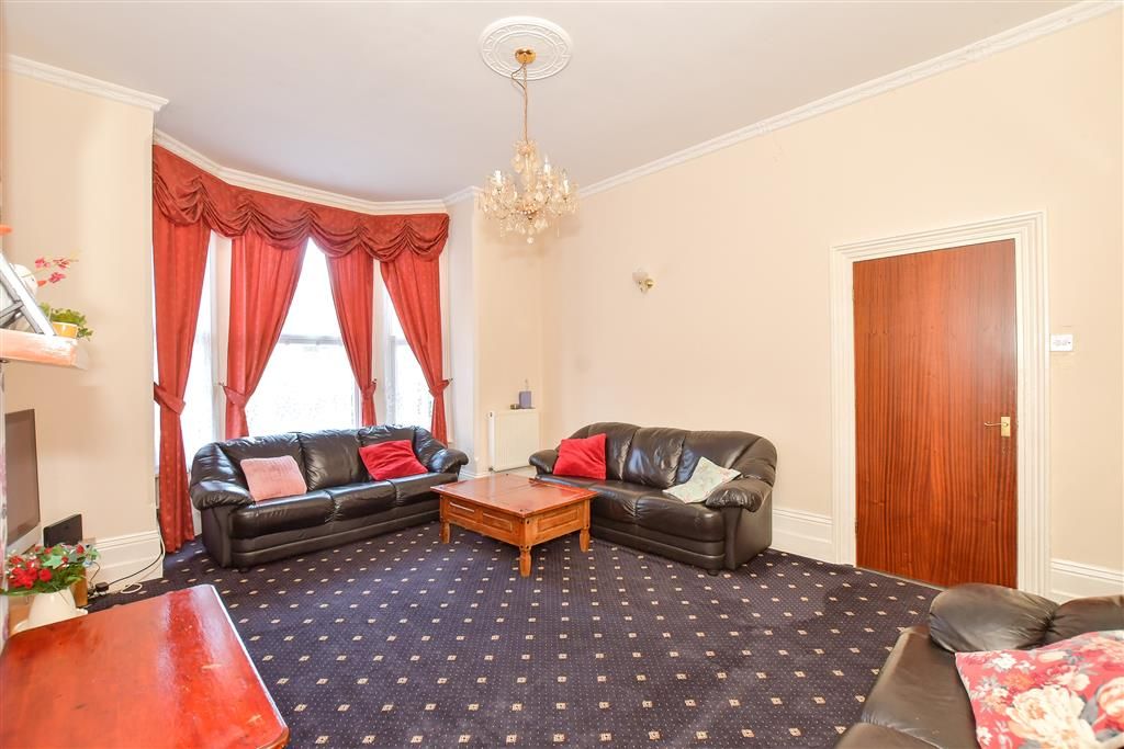 Property photo 1 of 13 Lounge