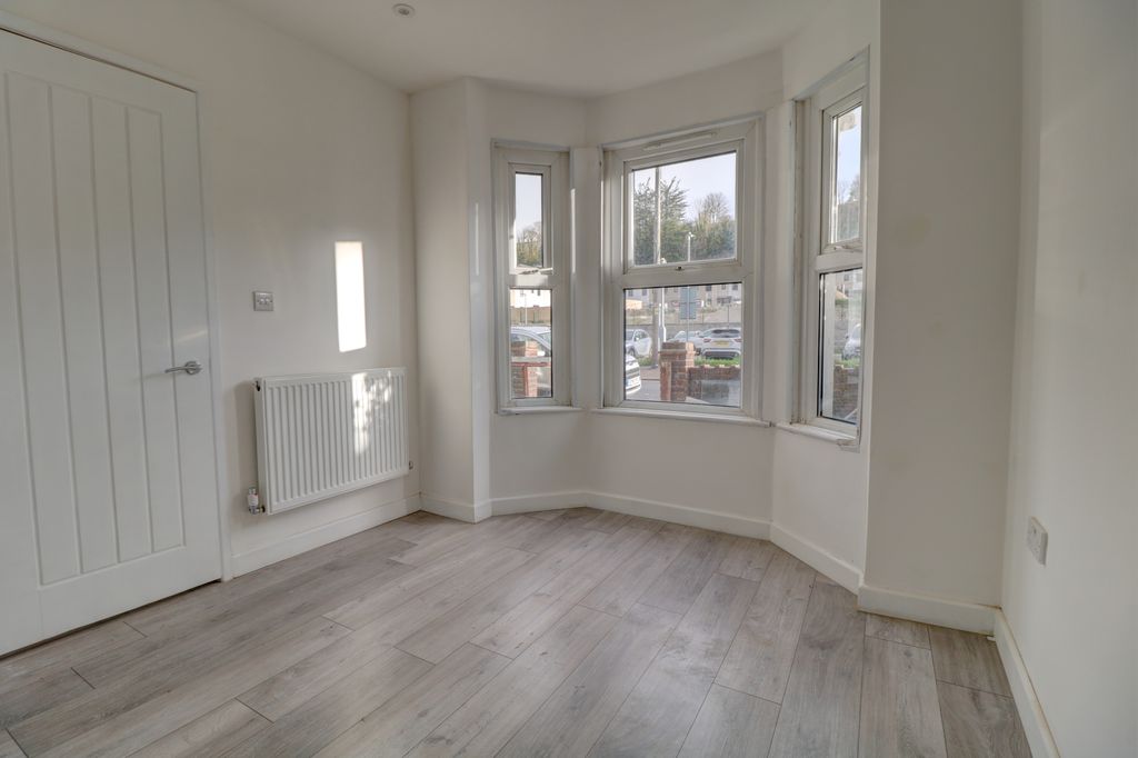 Property photo 3 of 14 Lounge