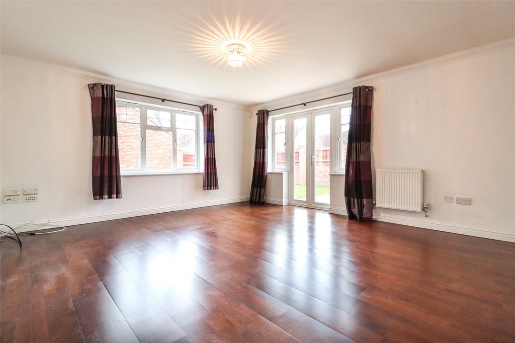 Property photo 3 of 17 Living Room