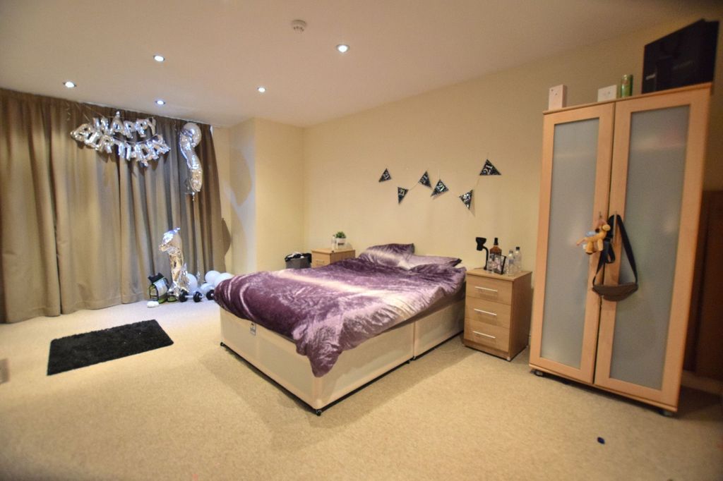 Property photo 2 of 6 Spacious, Well-Kept Double Bedroom With A Cosy Dou...
