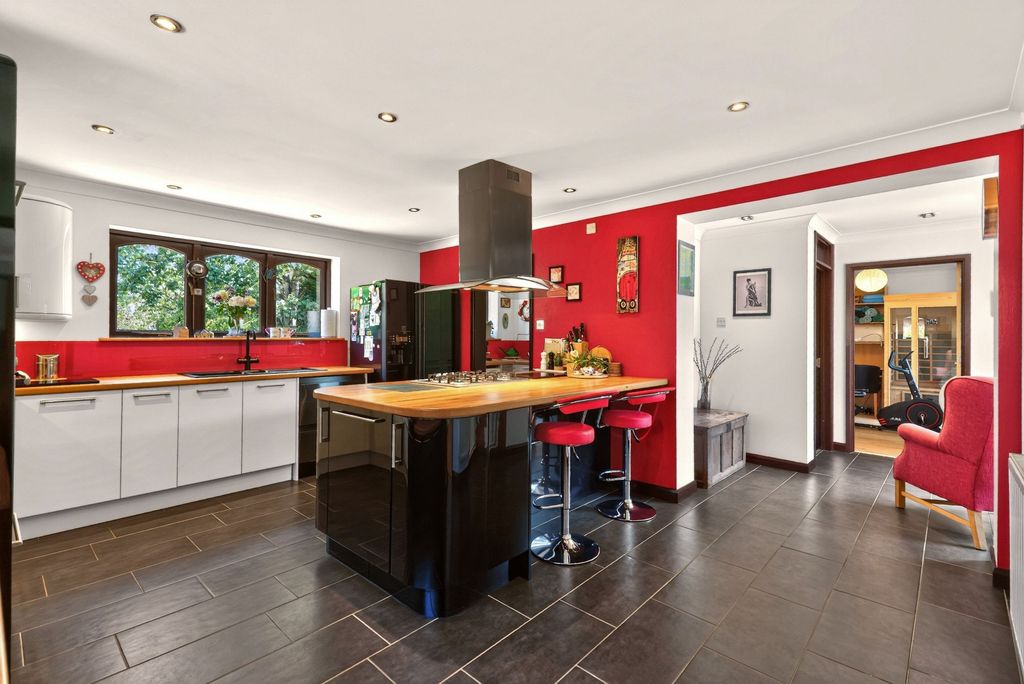 Property photo 2 of 30