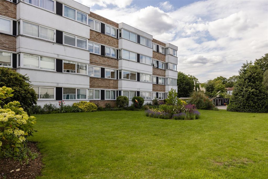 Property photo 2 of 27 Queenswood Gardens, E11