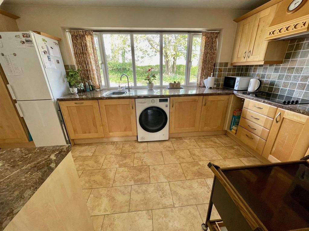Property photo 2 of 19 Kitchen