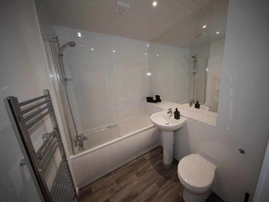 Property photo 3 of 9 21, Bathroom