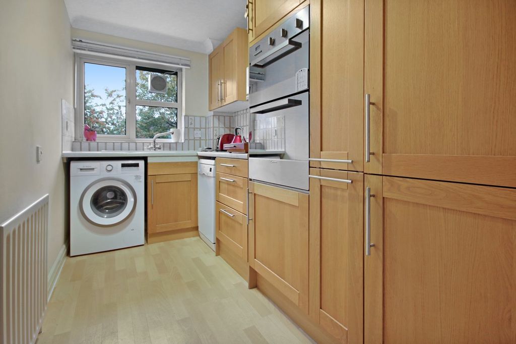 Additional image 6 of 2 bed flat for saleGodstone Road, Lingfield RH7
