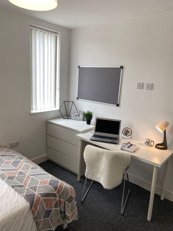 Property photo 3 of 21 A Cozy Double Bedroom Featuring A Comfortable Bed ...