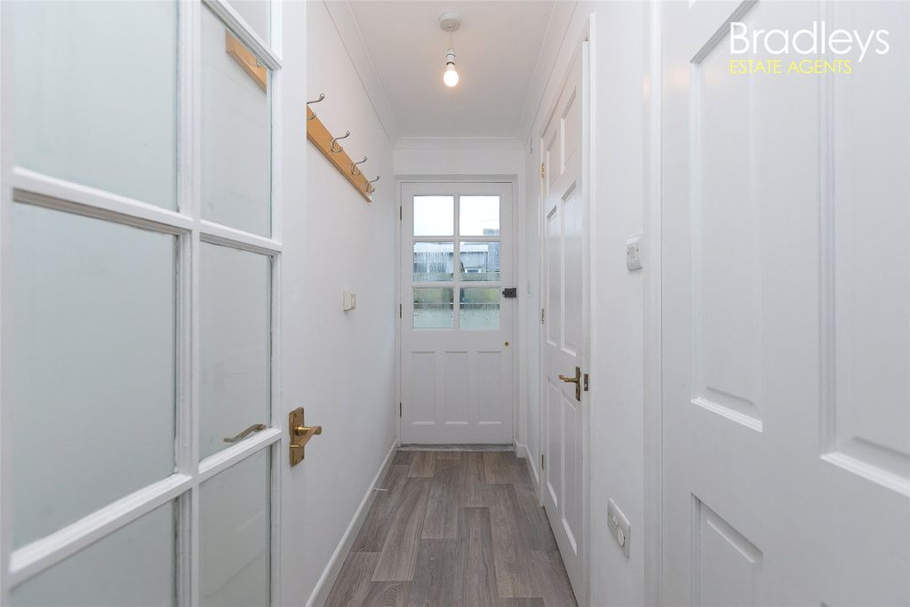 Property photo 2 of 18 Picture No. 15