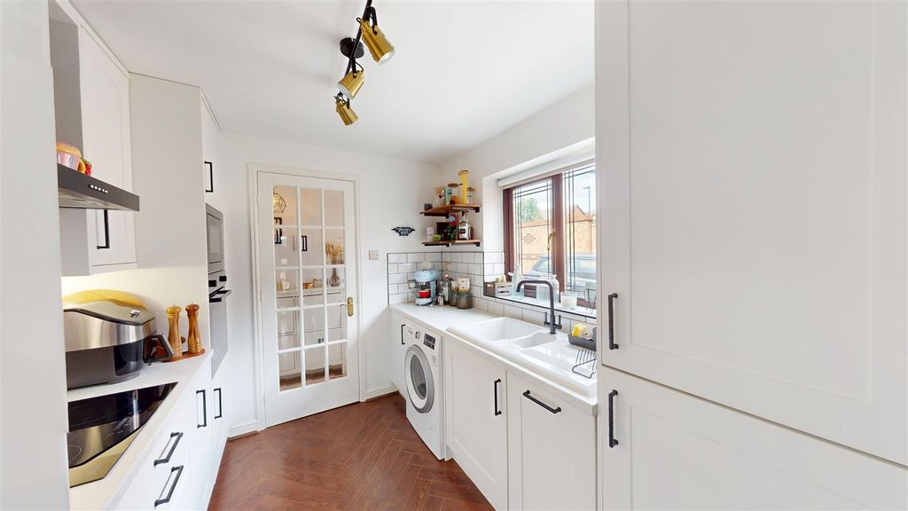 Property photo 3 of 12 Kitchen
