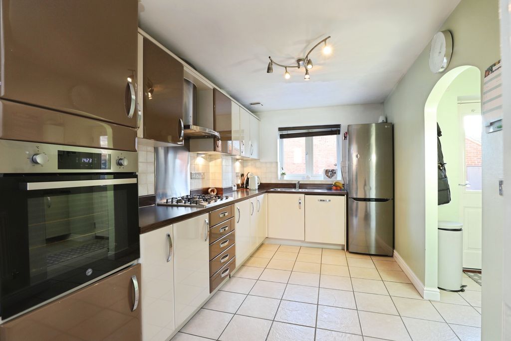 Property photo 3 of 17 Kitchen