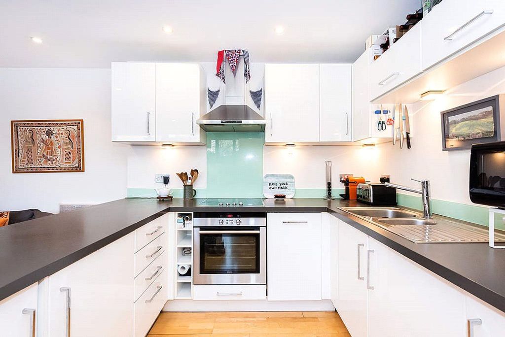 Property photo 3 of 12 Florida Street E2