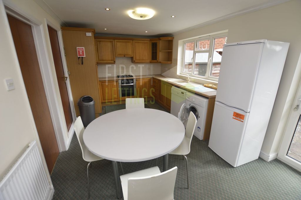 Property photo 3 of 11 Kitchen & Dining Area
