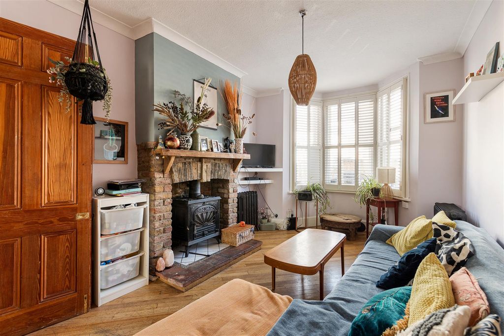 Property photo 2 of 28 Queens Grove Road, E4