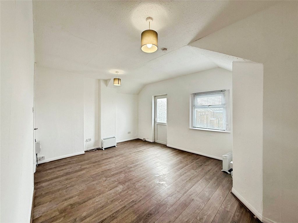 Property photo 3 of 7 Living Space