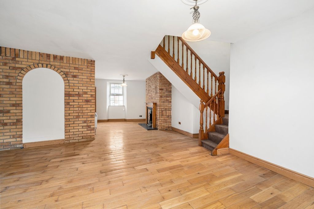 Property photo 2 of 11 Images