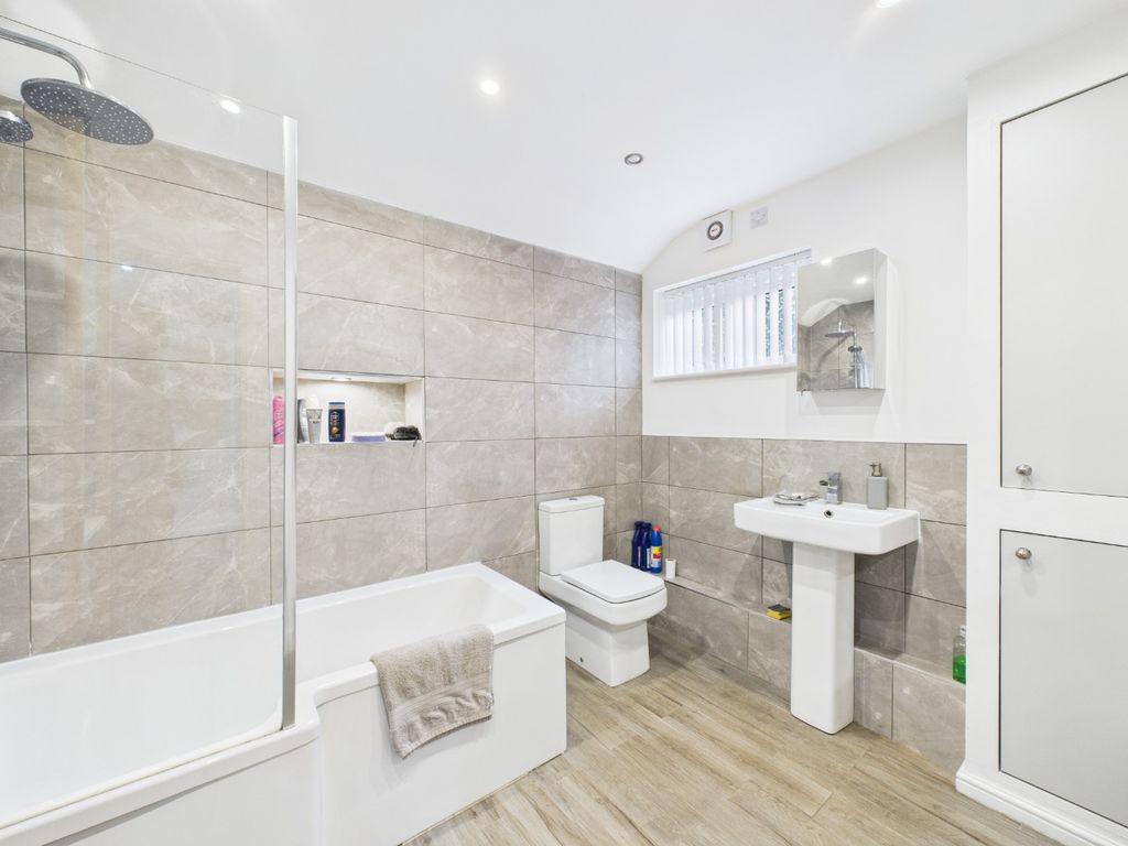 Additional image 10 of 2 bed flat for salePrinces Avenue, Hull HU5