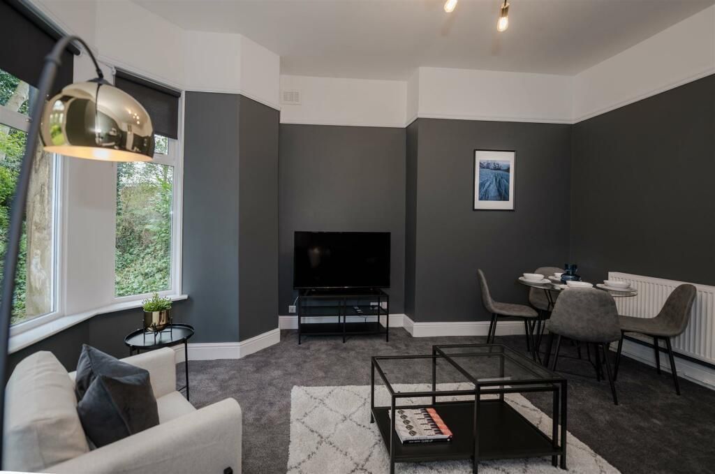 Property photo 1 of 5 2 Bed Flat To Rent Durham Rd, London Sw20