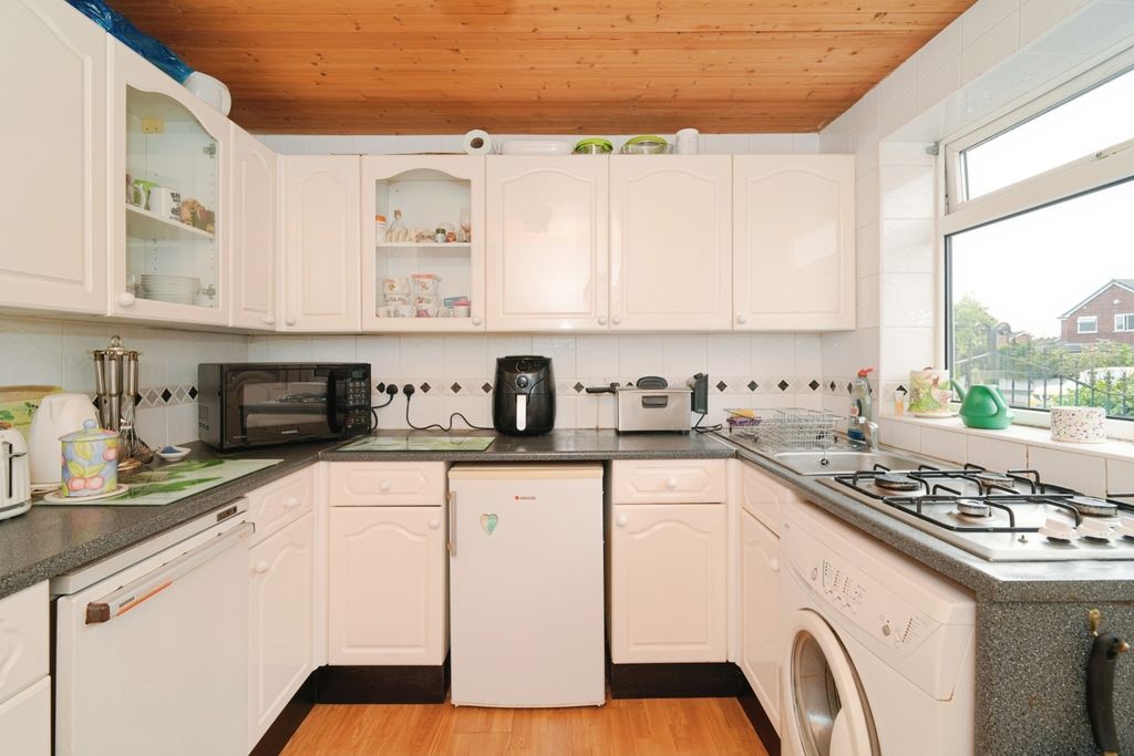 Property photo 3 of 8 Kitchen