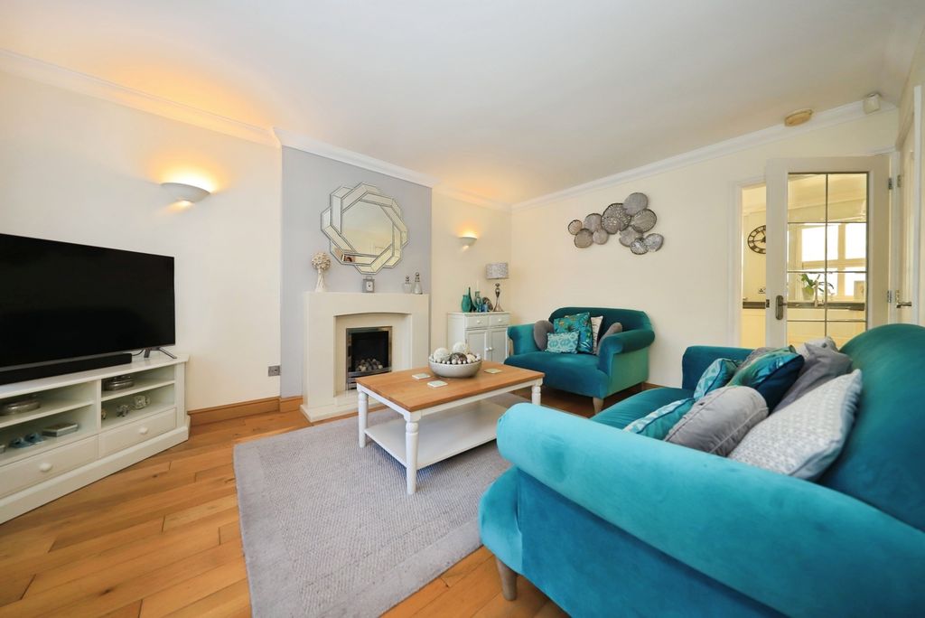 Property photo 2 of 12 Lounge