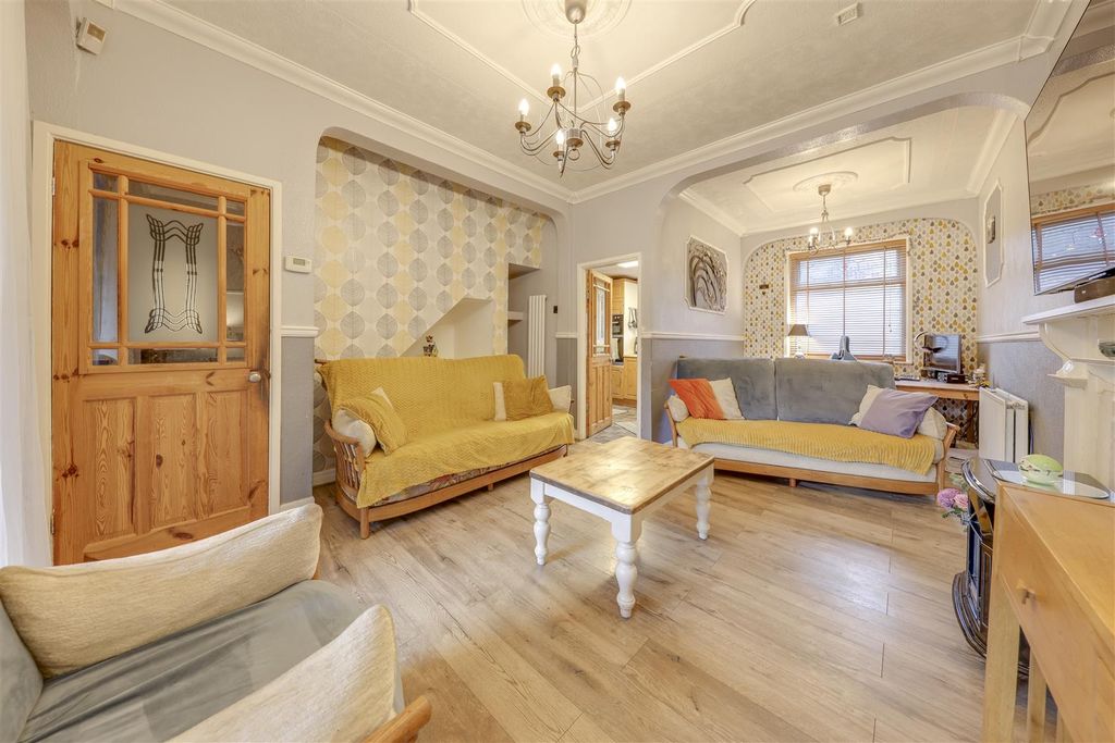 Property photo 3 of 21 Lounge Alt