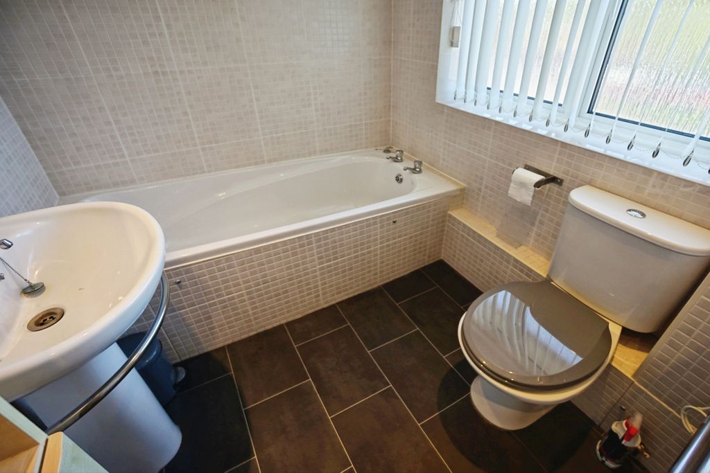 Property photo 2 of 10 Bathroom