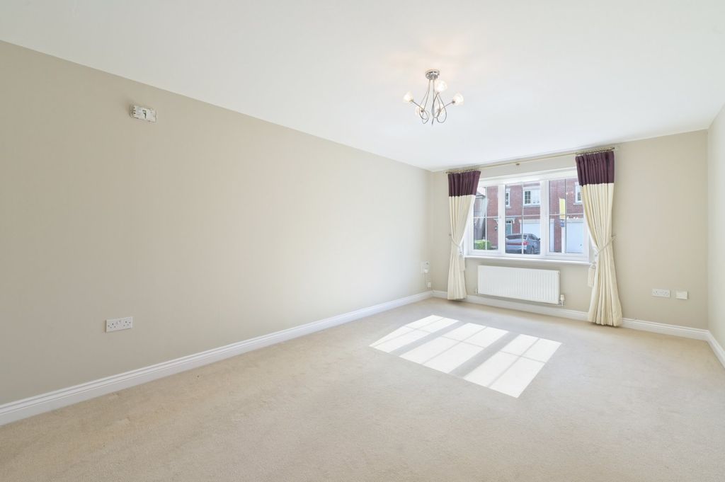 Property photo 3 of 16 Sitting Room