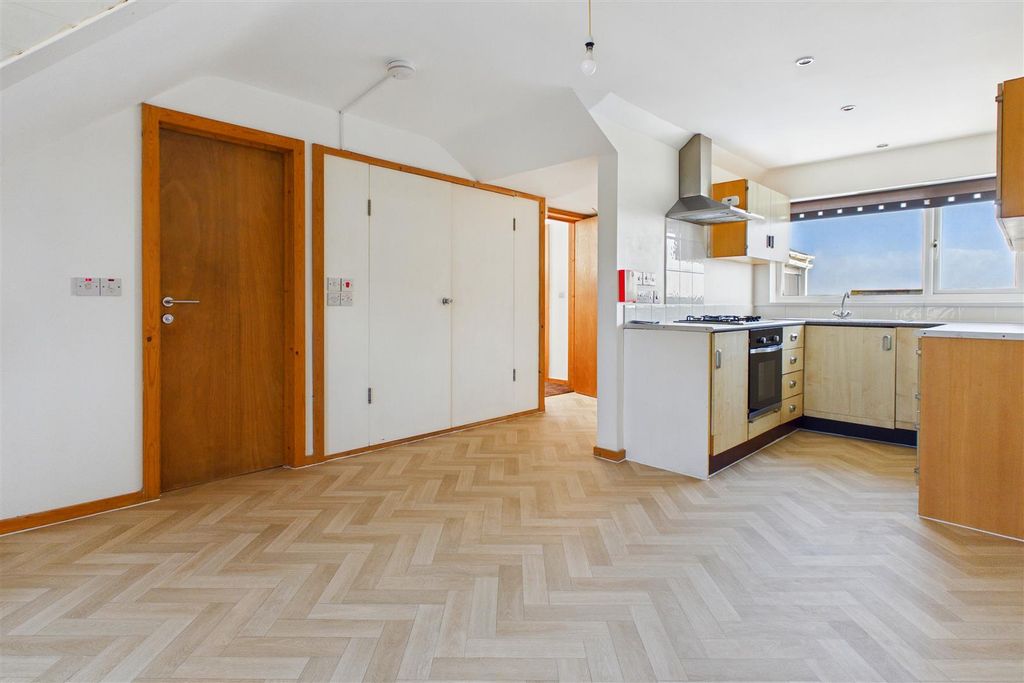 Property photo 3 of 10 Lounge/Kitchen