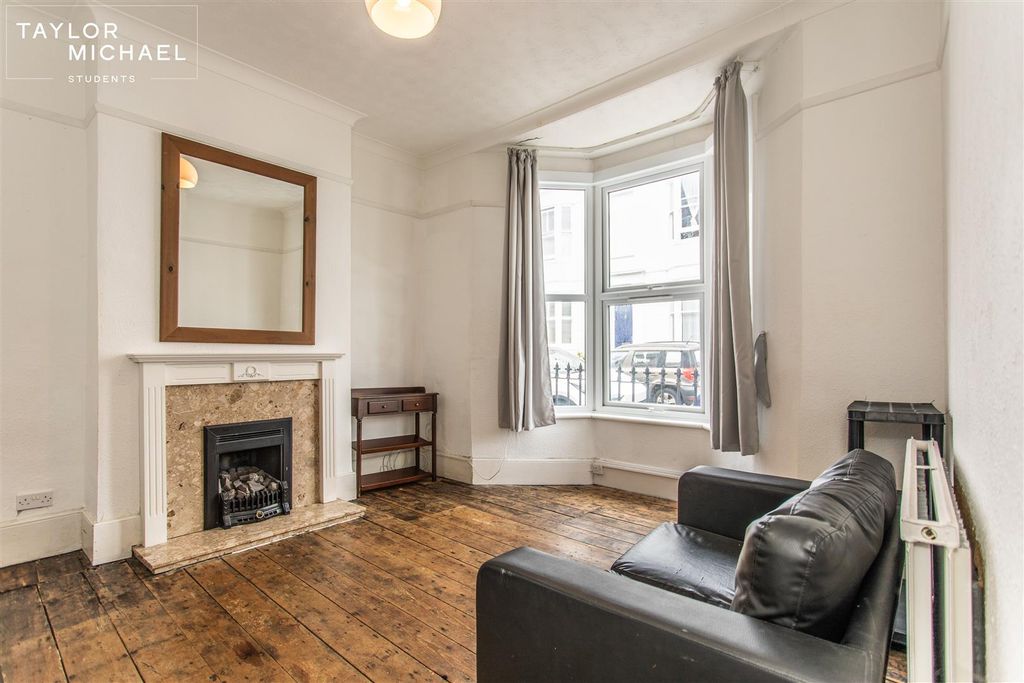 Property photo 2 of 21 Living Room